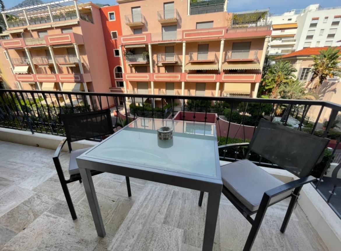 studio 2 pers , 40m2 en bord de mer avec vue mer Menton Exteriör bild